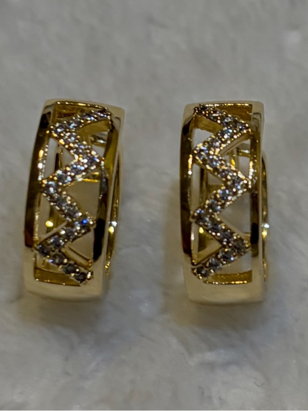 NWOT Gold Tone Huggie Hoop Earrings - Women's Jewelry